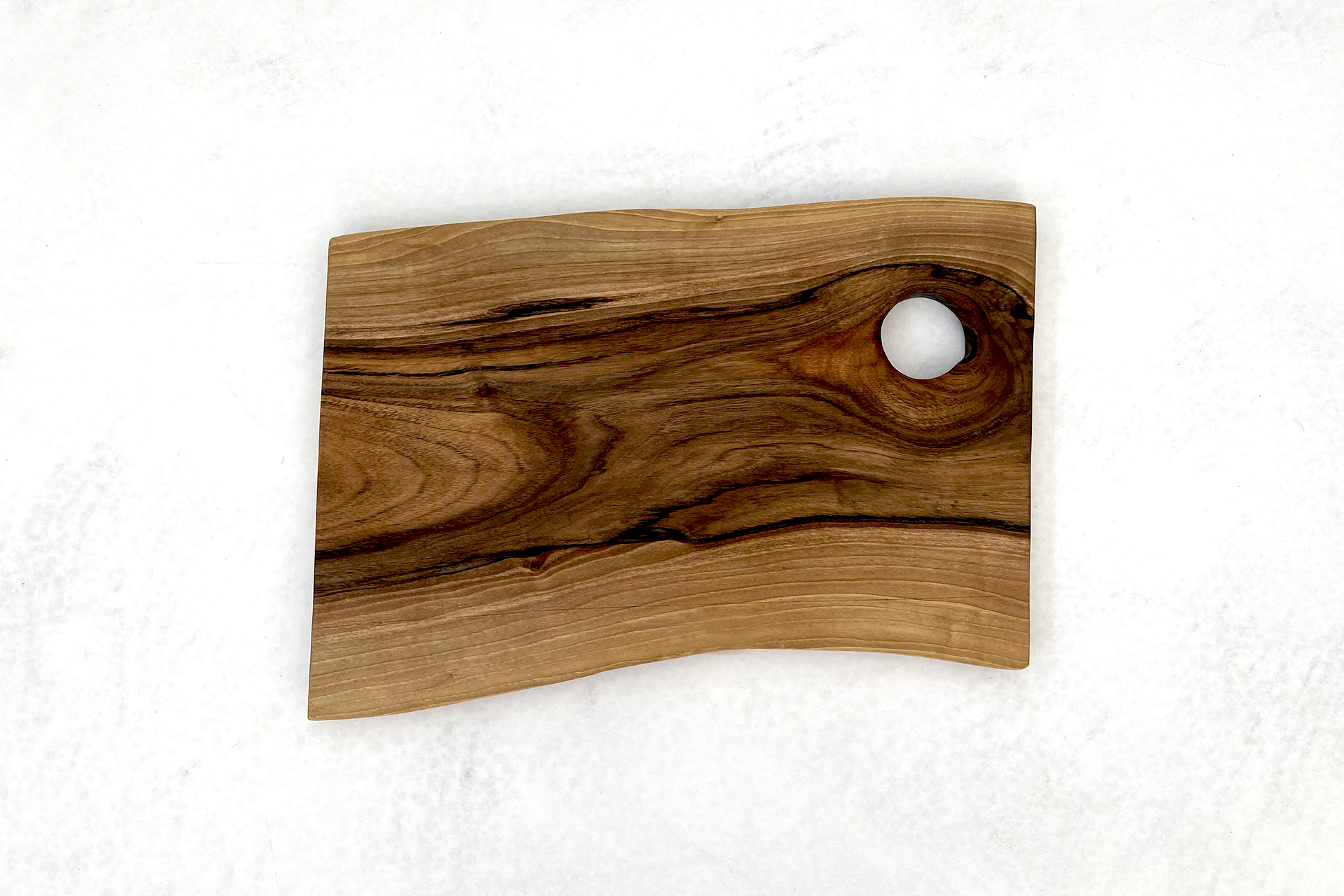 deski do krojenia i serwowania - deska z drewna orzecha włoskiego z okrągłym otworem